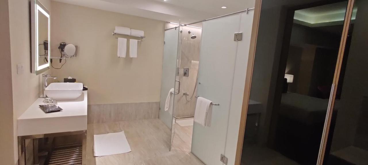 טריואנדרום O By Tamara, Trivandrum מראה חיצוני תמונה A shower with a sliding door
