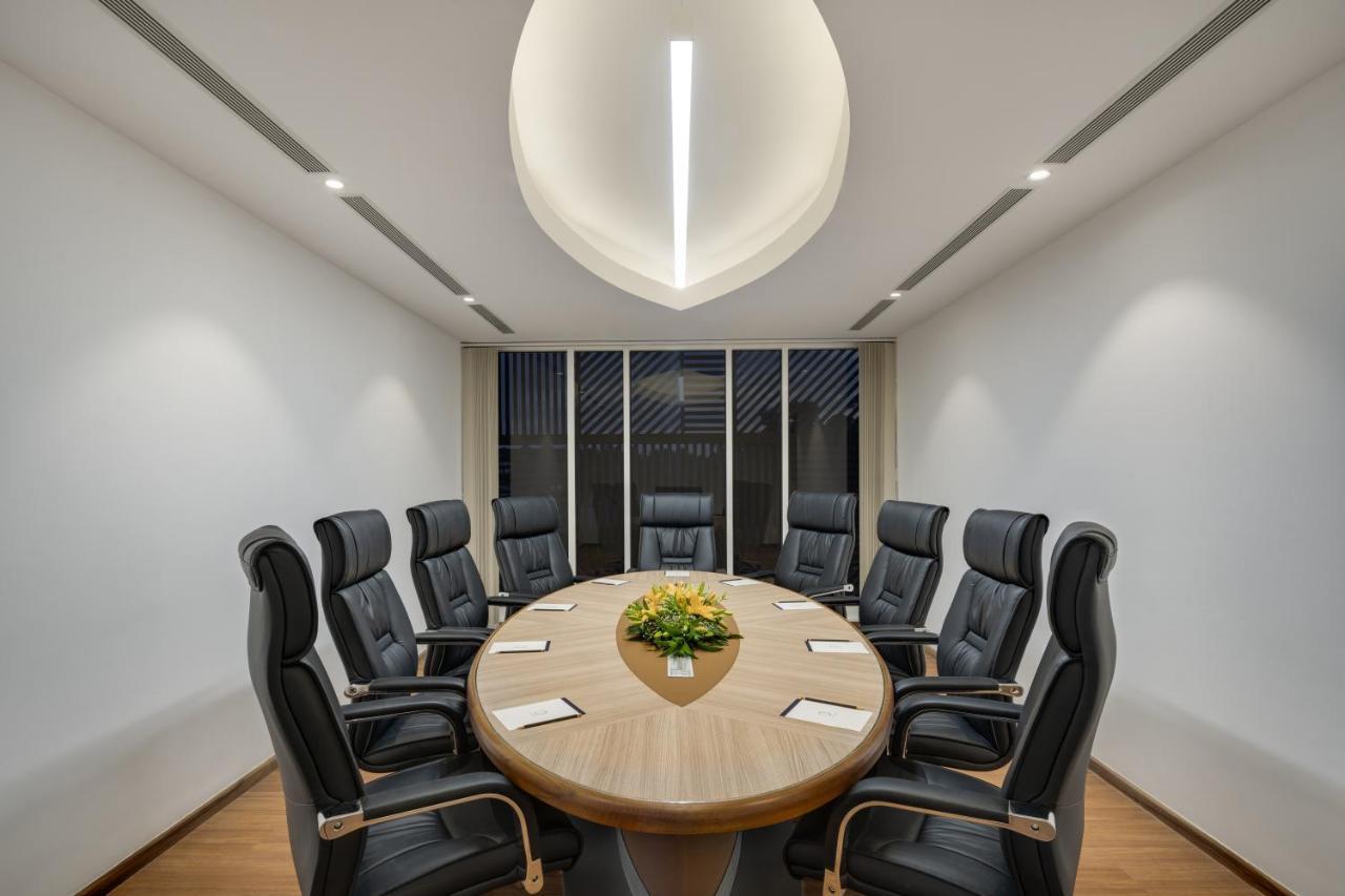 טריואנדרום O By Tamara, Trivandrum מראה חיצוני תמונה Boardroom at the headquarters of the National Stock Exchange of India