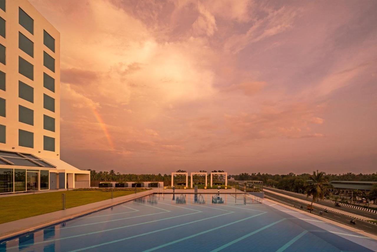 טריואנדרום O By Tamara, Trivandrum מראה חיצוני תמונה The pool at the Infosys Mysuru campus